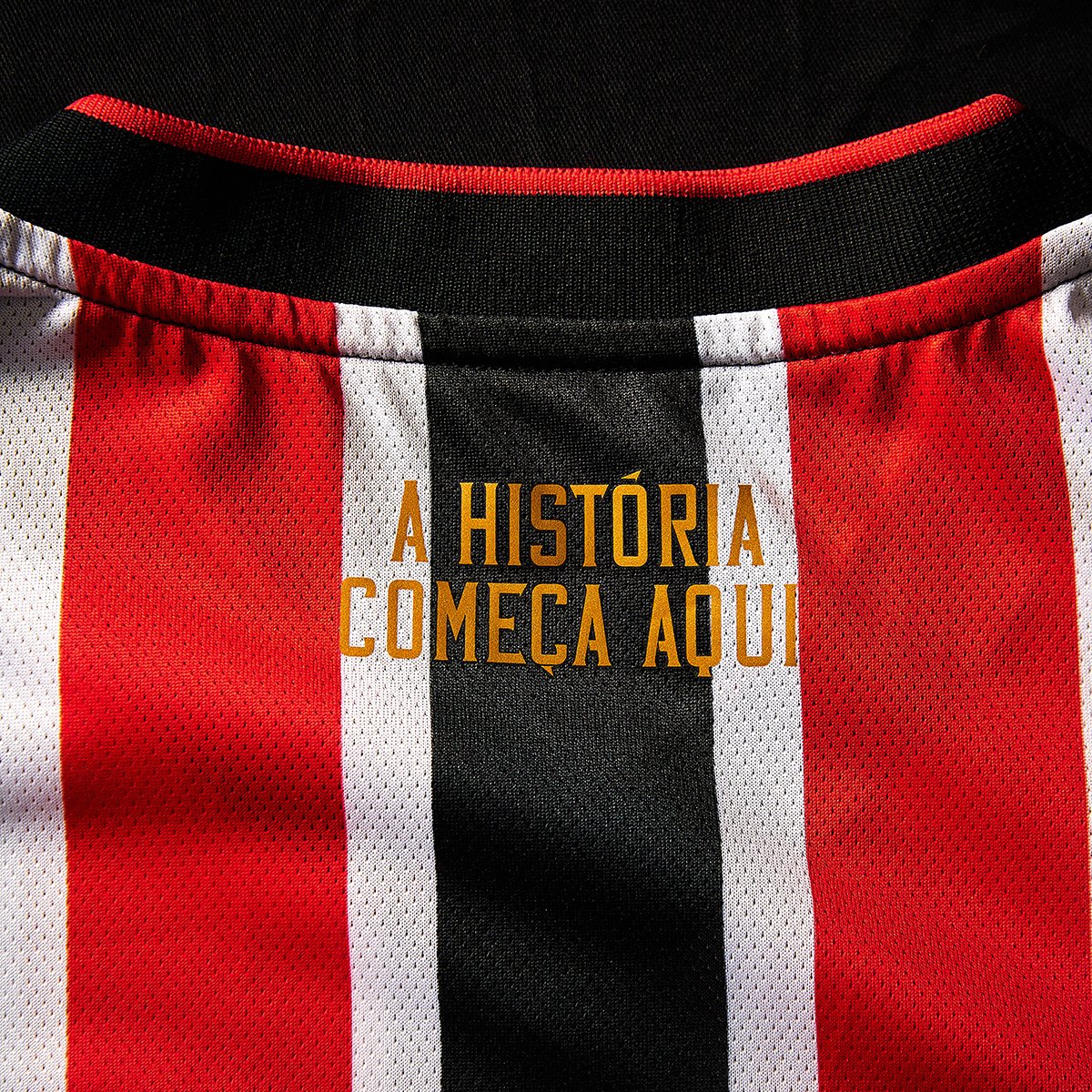 https://static.saostore.com.br/produtos/camisa-sao-paulo-ii-2425-sn-jogador-new-balance-masculina/56/39U-9335-056/39U-9335-056_zoom5.jpg