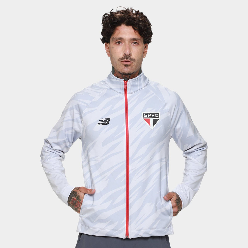 https://static.saostore.com.br/produtos/jaqueta-sao-paulo-2627-pre-jogo-new-balance-masculina/75/39V-24VJ-375/39V-24VJ-375_zoom1.jpg?ts=1779182013