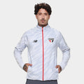 https://static.saostore.com.br/produtos/jaqueta-sao-paulo-2627-pre-jogo-new-balance-masculina/75/39V-24VJ-375/39V-24VJ-375_zoom1.jpg?ts=1779182013