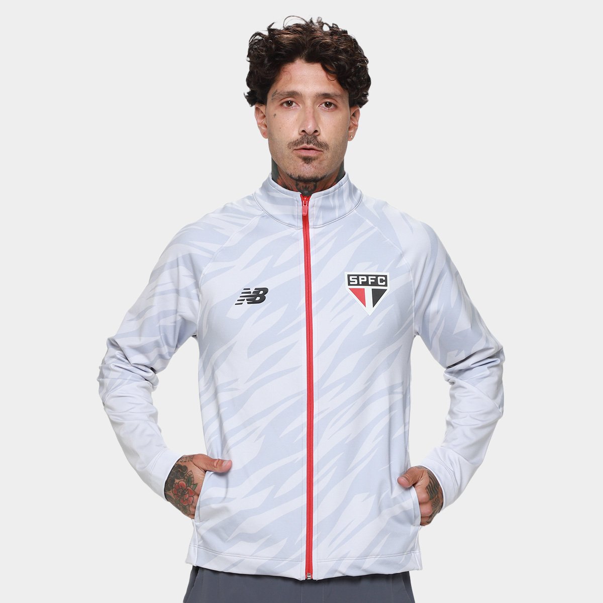 https://static.saostore.com.br/produtos/jaqueta-sao-paulo-2627-pre-jogo-new-balance-masculina/75/39V-24VJ-375/39V-24VJ-375_zoom1.jpg?ts=1779182013