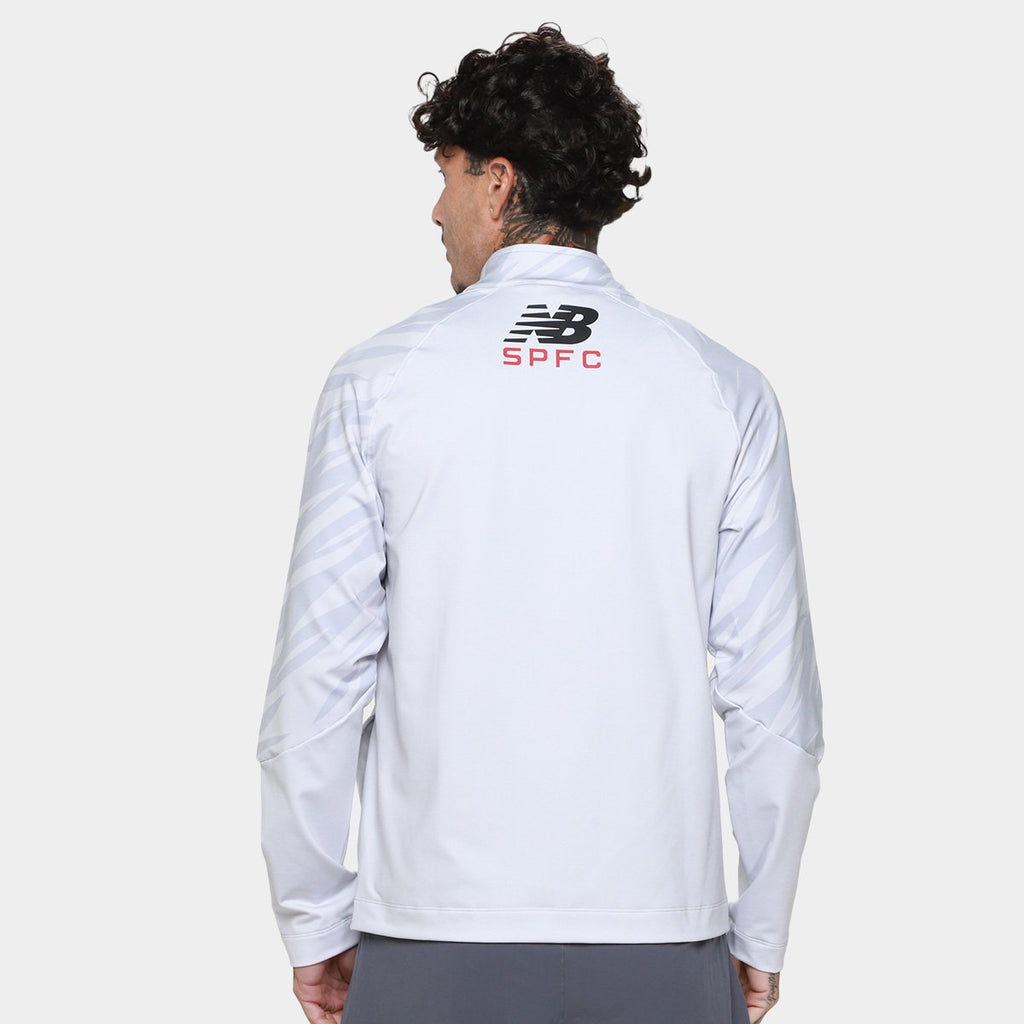 https://static.saostore.com.br/produtos/jaqueta-sao-paulo-2627-pre-jogo-new-balance-masculina/75/39V-24VJ-375/39V-24VJ-375_zoom2.jpg?ts=1779182013