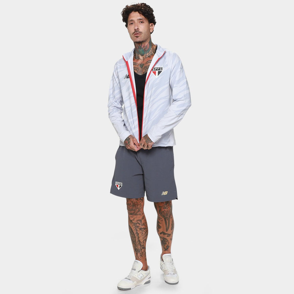 https://static.saostore.com.br/produtos/jaqueta-sao-paulo-2627-pre-jogo-new-balance-masculina/75/39V-24VJ-375/39V-24VJ-375_zoom5.jpg?ts=1779182013