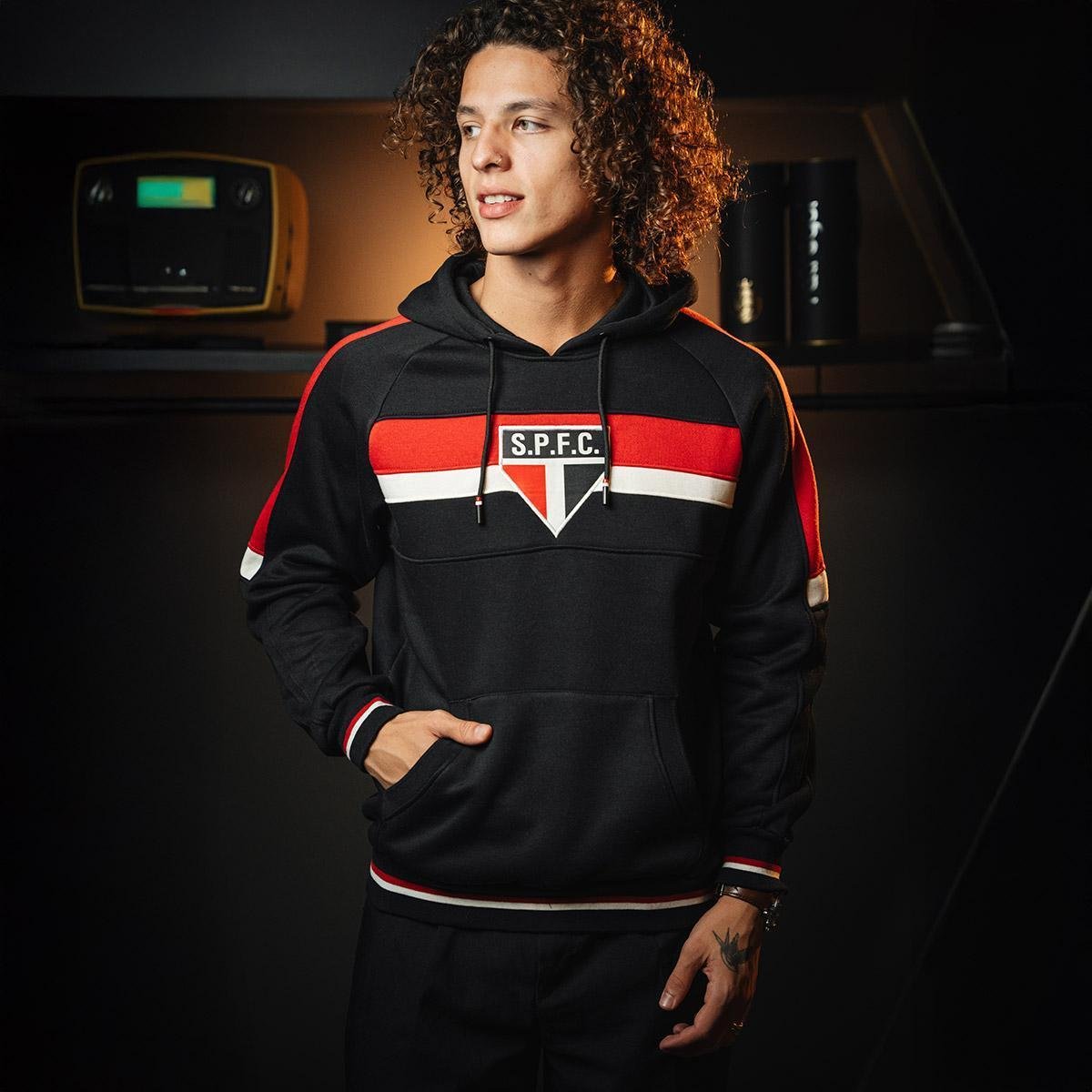 https://static.saostore.com.br/produtos/blusao-moletom-retro-sao-paulo-preto-masculino/06/AJM-1575-006/AJM-1575-006_zoom6.jpg
